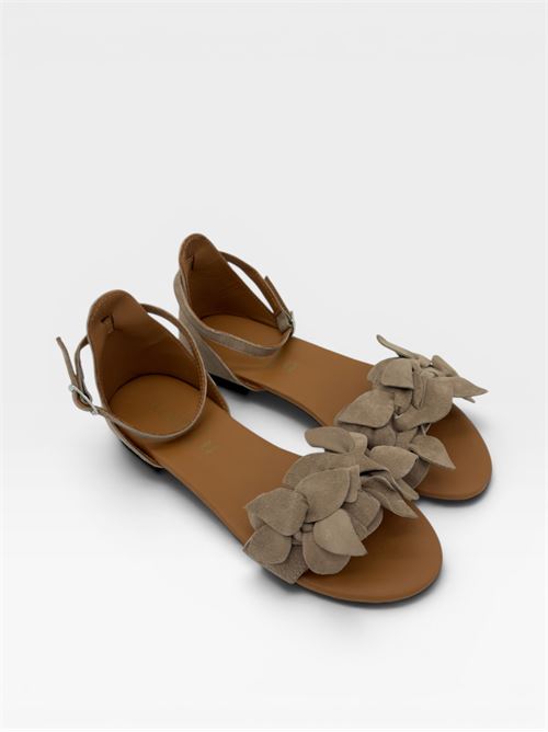 Sandali flat con applicazione floreale in suede IL LACCIO | G10CAMOSCIOTERRA